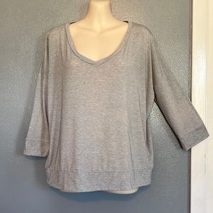 GapFit Breathe Heather Gray V Neck 3/4 Sleeve Relaxed Top Small